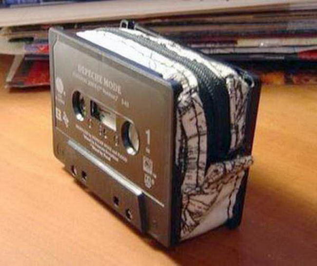 Как использовать кассеты. Магнитофонная кассета pv300s. Компакт кассета из VHS. Поделки из кассет. Из аудиокассет.