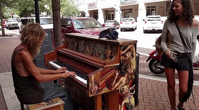 homeless-man-plays-piano-02