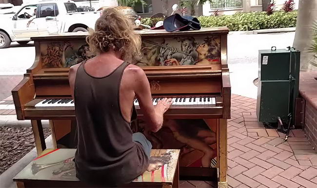 homeless-man-plays-piano-03