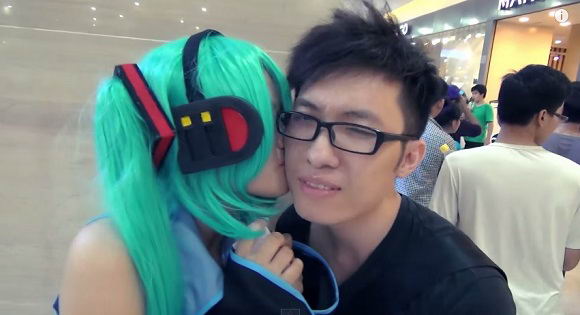 how-to-kiss-cosplayer