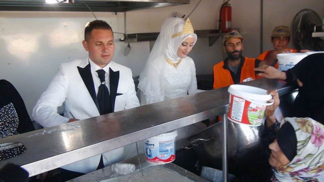 bride-groom-feed-refugees-wedding-01