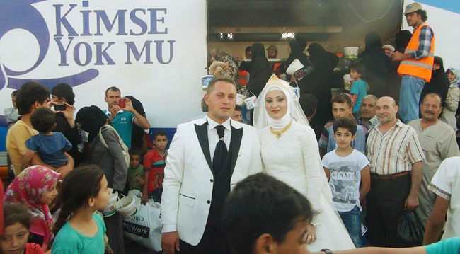 bride-groom-feed-refugees-wedding-02