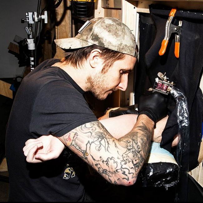 hole-tattoo-blind-03
