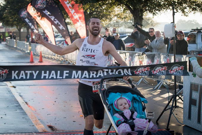 dad-wins-marathon-baby-01