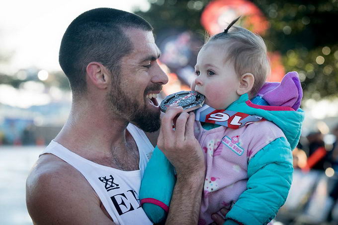 dad-wins-marathon-baby-06
