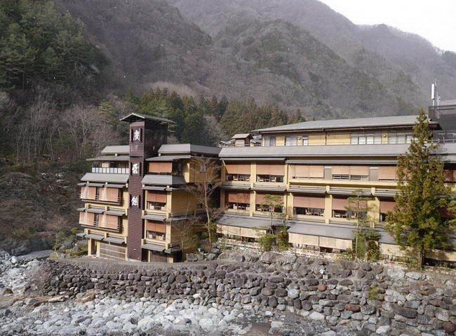 นี่คือโรงแรมอายุ 1,311 ปี ที่เก่าแก่ที่สุดในโลก ดำเนินกิจการมากว่า 46 รุ่น  - เพชรมายา